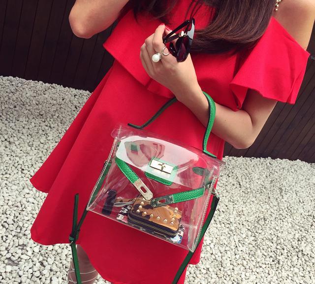 别再背去年的旧包包了，今年最流行的是果冻包，可爱又时髦