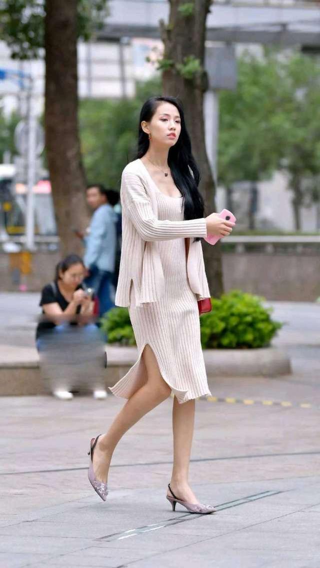 街拍：开叉裙搭配亮色高跟鞋，尽显成熟丰满身材，女人味十足！
