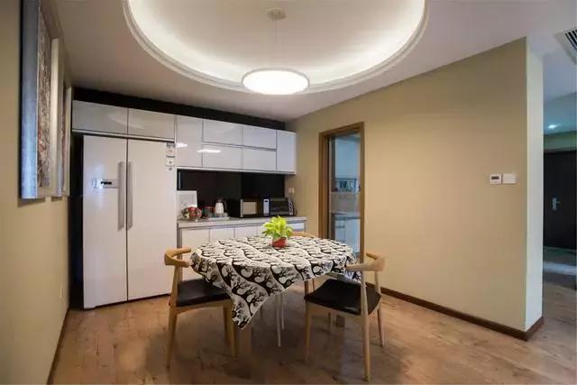 现代三居室装修，时尚温馨还带点小浪漫，阳台做衣帽间也挺好