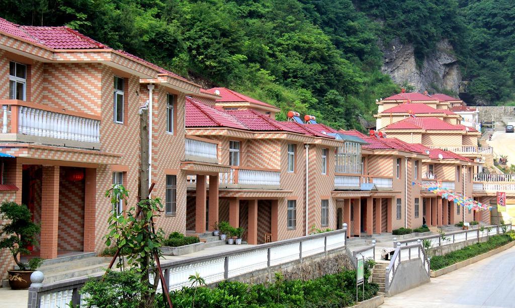 鄂西北的山沟沟里, 有一个远近闻名的富裕村, 家家有别墅