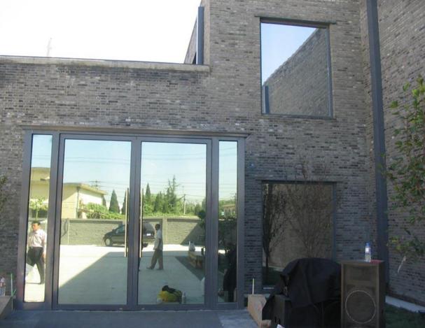 好多人家里都不再挂窗帘了，不如直接效仿写字楼，贴膜隔热又好看