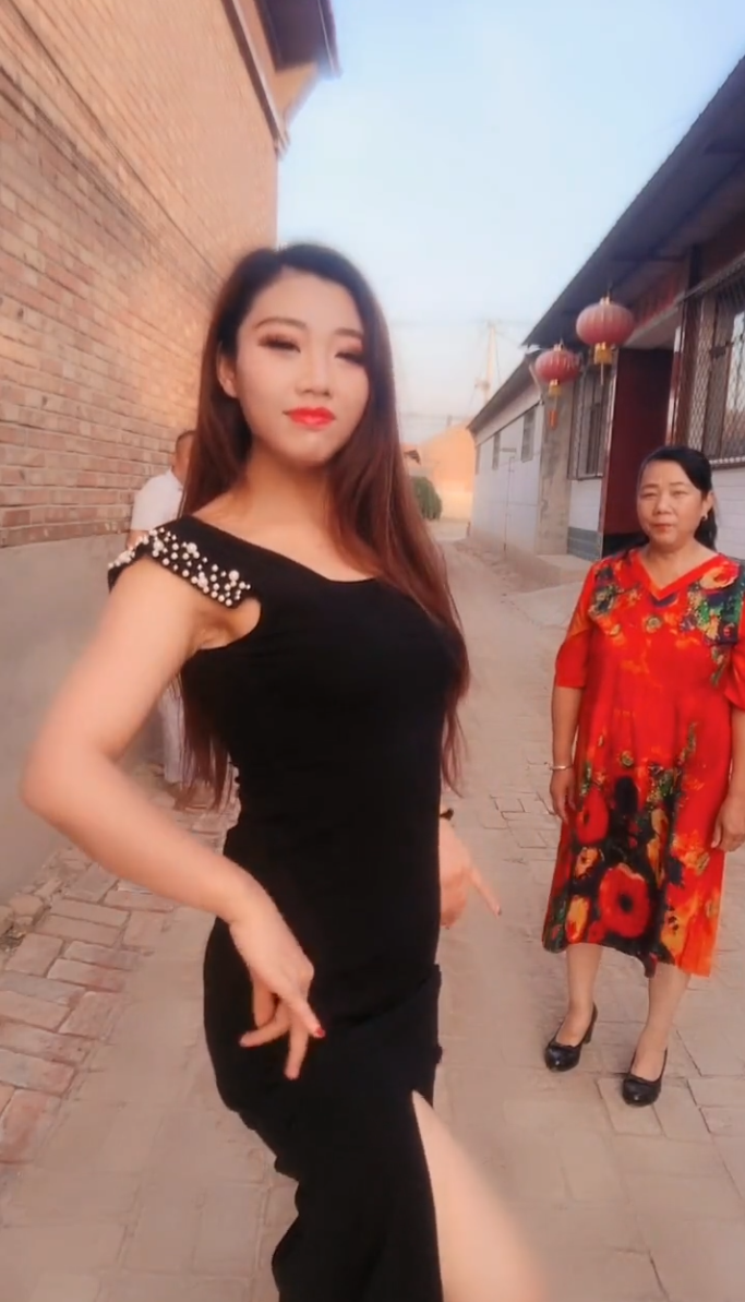 农村少妇穿这连衣裙有点前卫了，婆婆当场就给她捂住了