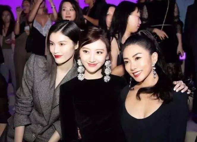 景甜的皮肤白的发光，跟她合照的人都成了黑煤炭！