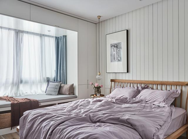 别再浪费你家飘窗了，这么设计2平能当4平用，实用漂亮收纳多