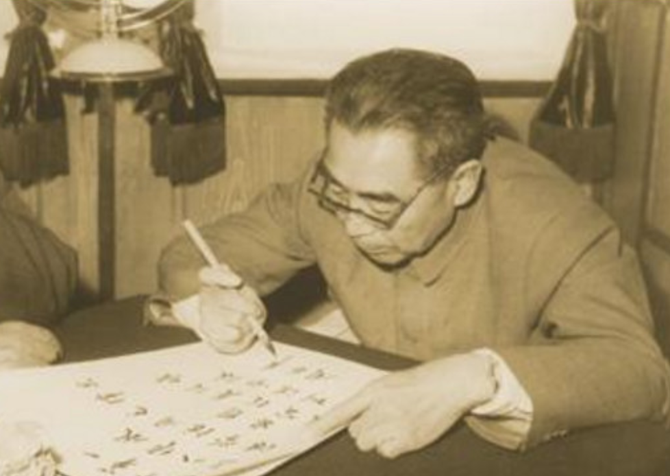 周总理的照片中，为何右臂总是弯曲着？真相令人心酸流泪