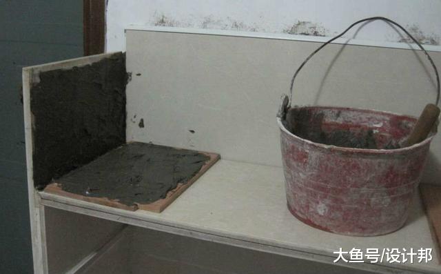 婆婆在客厅用瓷砖做了个鞋柜, 邻居看到偷偷回家做个一模一样的!