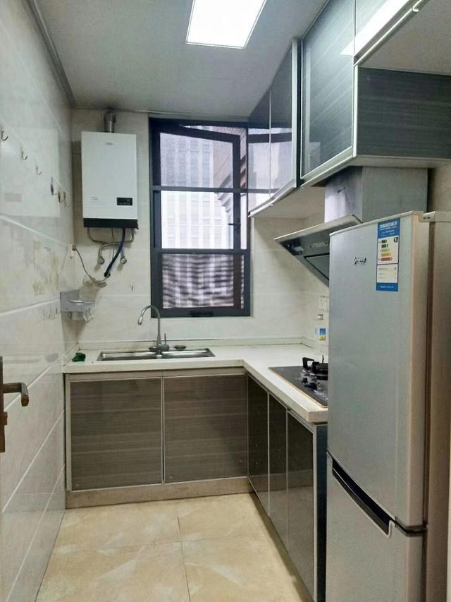 98平的小两房，老婆装修花费12万元，大阳台天天可以晒太阳！