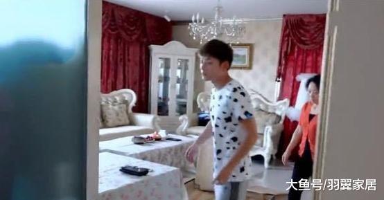 帶你參觀陳翔住的豪宅，裝修風格非常簡約，平時在家經常健身