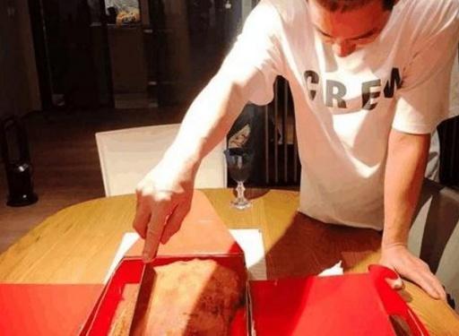 帶你參觀陳小春的豪宅，客廳大到能玩滑板車，還有個超大落地窗