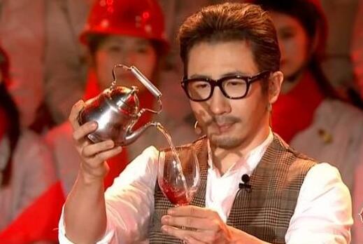 劉謙35年最神的魔術一夜被拆穿！疑是助手調包，偷換壺視頻曝光