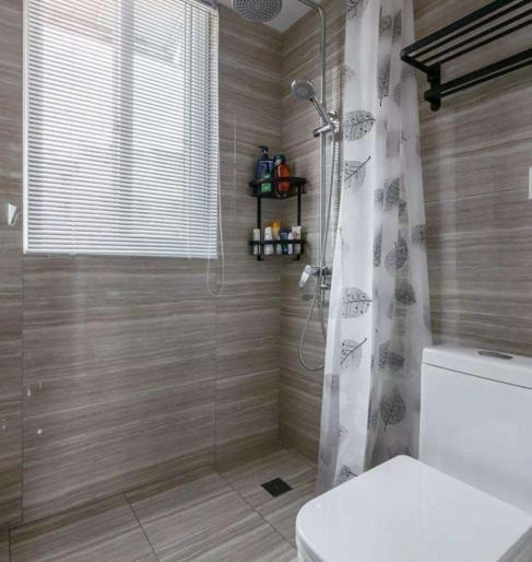 如今卫生间、阳台都能铺＂木板＂了？听师傅一说，这装法太聪明了