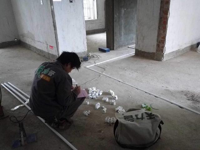 水电改造换了新水管，入住后竟漏水了，老师傅：这个才是罪魁祸首