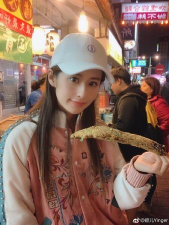 颖儿在宁夏夜市! 旁边惊见台湾混血女神, 陪买小吃