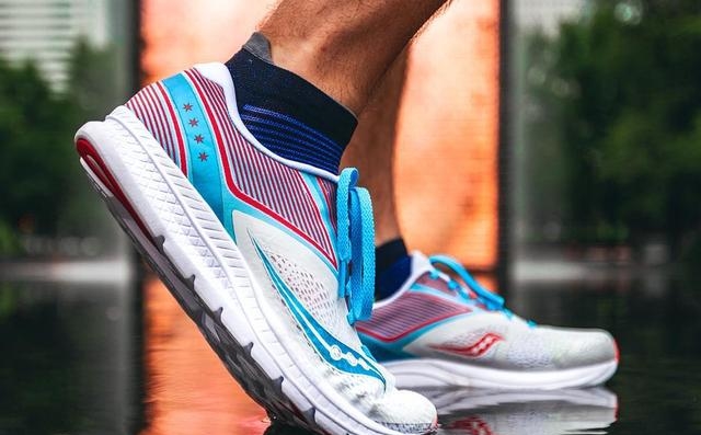 又发现一种男鞋叫“跑鞋之王“，脚感媲美亚瑟士，穿出脚下生风的感觉