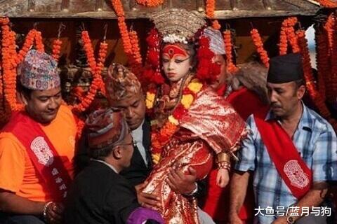 尼泊尔神秘的“活女神”：连国王都要下跪，退休后却生活凄惨