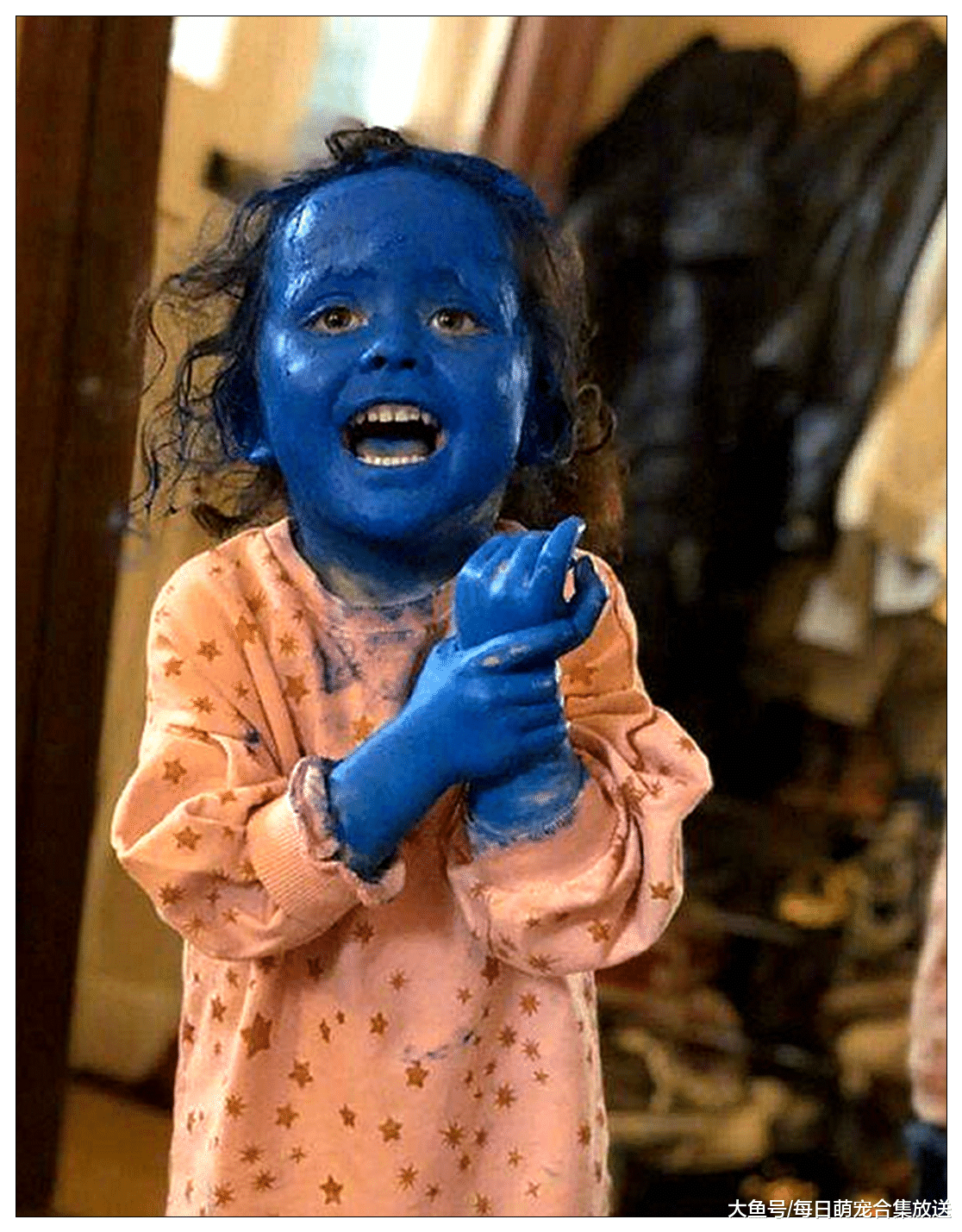 家里有个熊孩子出没“作妖”是什么体验？一不小心变成“蓝精灵”