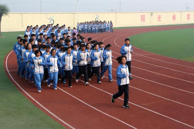 初中生跑操，这3个瞬间相当“尴尬”，最后简直女生噩梦