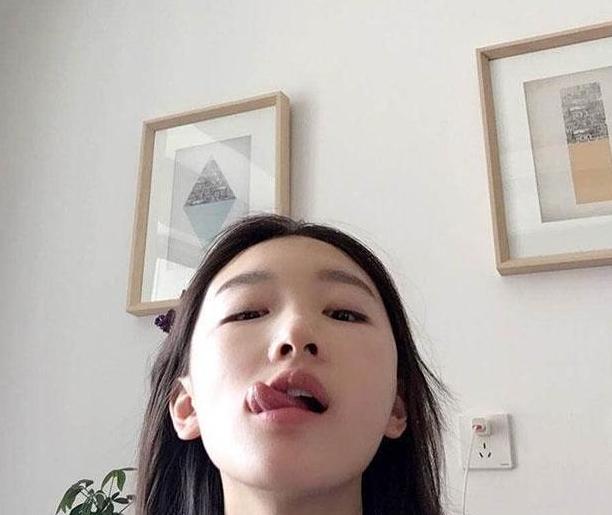 周冬雨晒出自己住的房子，客厅满是鞋子衣服，家里平时都不用收拾