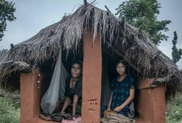 这个地方的女人来大姨妈后竟然会被男人这样对待，简直不能忍受！