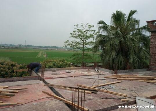 花了22万回村建房随心意，一二层大门宽高不一致被邻居怼不对称