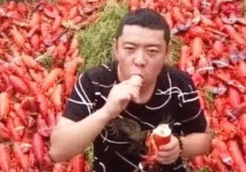 网红吃播有多假？龙虾是塑料的，辣椒油是种饮料，连人都是假的