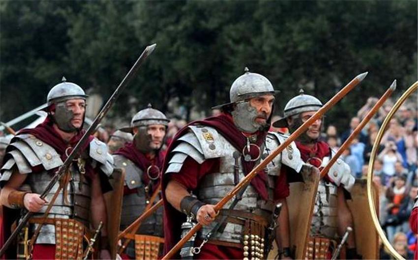 「曹操」曹操跟古罗马军团打过仗吗？打过，而且还赢了，怎么回事呢？