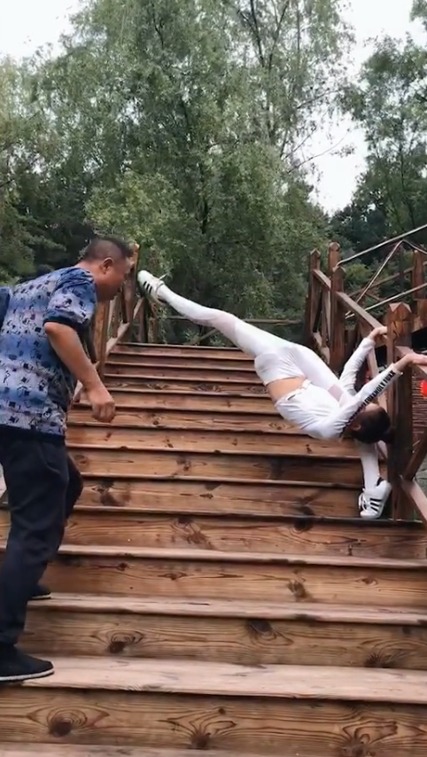 户外秀高难度瑜伽，看把这大哥吓的！