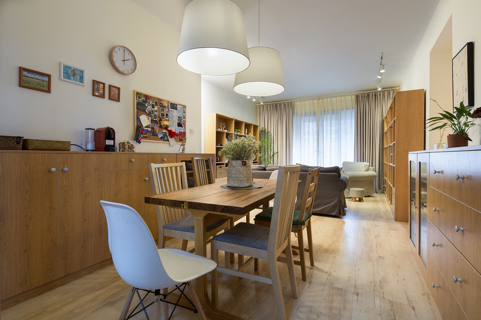 客厅沙发不一定非要摆在电视正对面，下面这个家的摆放就很不错！