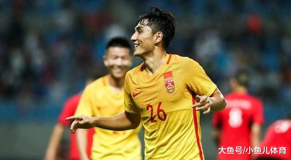 国足十八岁小将奋力出击，上演世界级进球，整个世界都被抛在脑后！