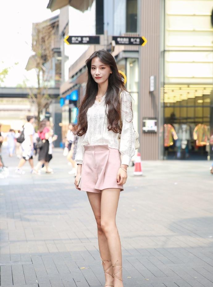 街拍：开春小个子女生这么穿，显瘦显腿长，美腿太抢镜！