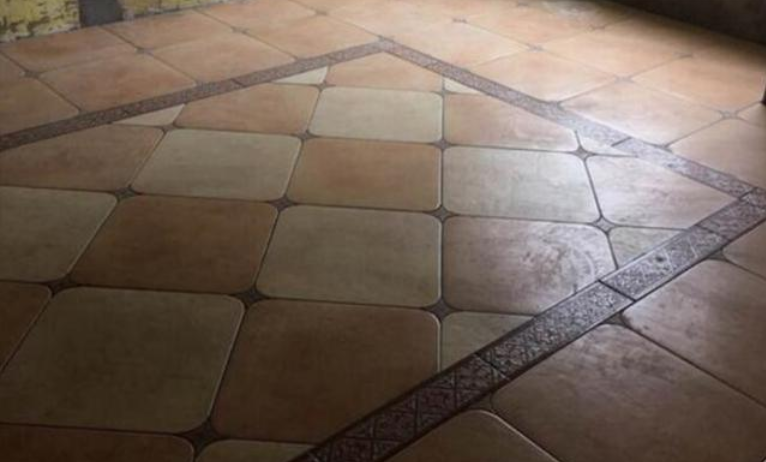 验收时，师傅夸仿古砖效果就是好，而朋友则让我扣他一半费用