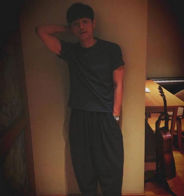 李荣浩：坐拥豪宅娶到娇妻，人生赢家，露台可俯瞰城市夜景，太棒