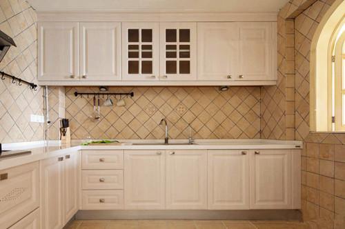 橱柜后面要不要贴瓷砖？留出一半不行吗？