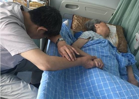 癌症老人的儿子称：若能重来一次，打死都不再送父亲进医院