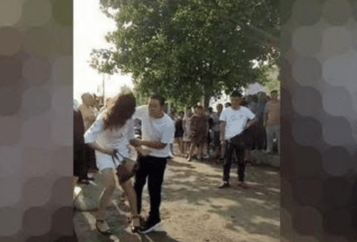 女子与情人幽会，被老公发现后一顿暴打，旁边的情人隔岸观火