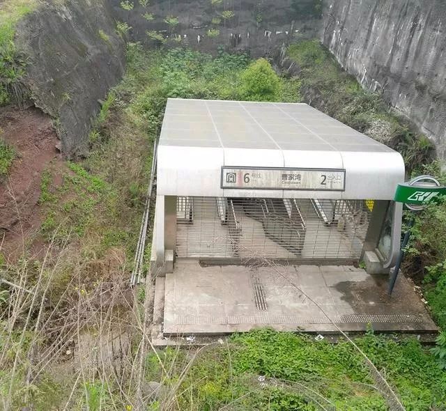 重庆又现最荒凉地铁站，周边是荒地和乡村公路，不是曹家湾！