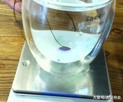 ＂只需一碗水，轻松分辨翡翠手镯真假，黑心商贩：要转行了＂