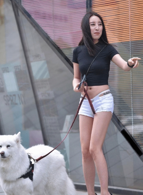 摄影：姐姐你这鞋跟，是得罪了你家狗狗吗？