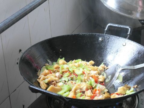 豆腐泡炒肉，老人小孩都爱吃，隔壁小孩都馋哭了