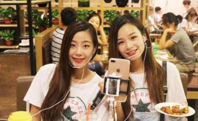 “大胃王”吃播有多假？龙虾是塑料火锅底料是面包，甚至主播都是假的