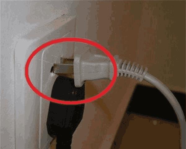 九成人还在砸墙埋电线，太傻！瞧下图香港人新装法，天！太聪明了