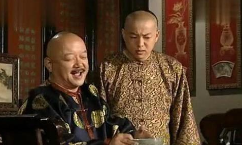 和珅赈灾往粥里丢沙子，文武百官骂声一片，百姓却感恩戴德磕头致谢