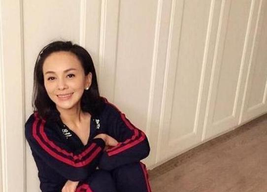 参观王琳如今住的豪宅，家里装修也太精致了，连背景墙都要手绘的