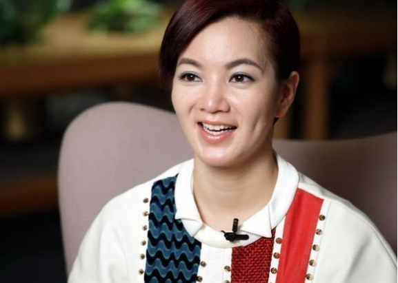 晒晒阿雅住的豪宅，房子装修很普通，如今也是普通的家庭主妇