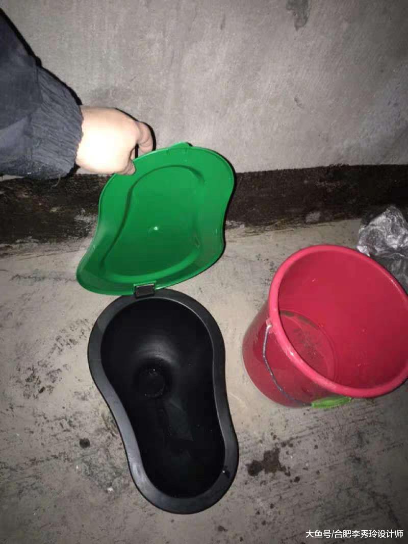 工人装修时没地上厕所, 尴尬! 装个临时坐便器, 业主工人双方都满意