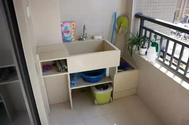 一个阳台就这样装，多出一个洗衣房，漂亮又实用！