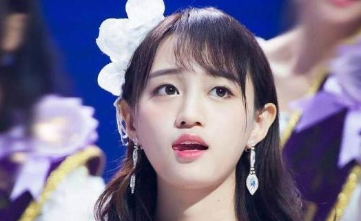 带你参观黄婷婷住的豪宅，内部装修很老土，家具布置都过时了