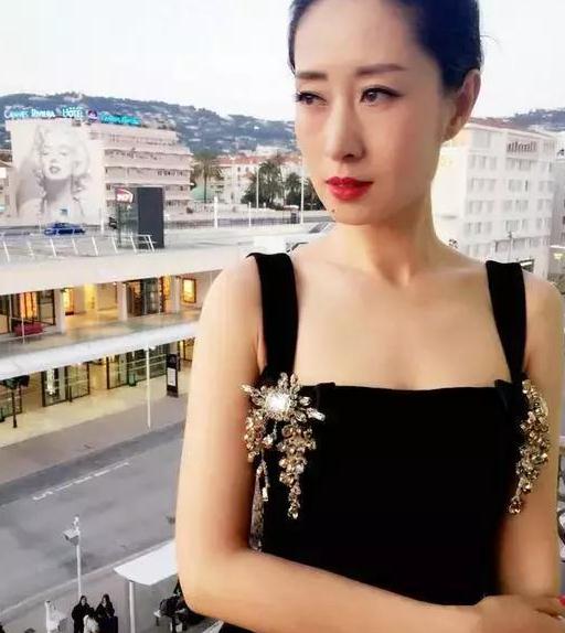 同是《父母爱情》走红，一个被拜金前夫抛弃，一个成豪门太太