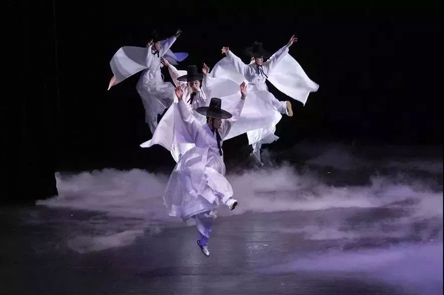 建筑界的毕加索给 LV 造了座房子，像揉皱的纸团