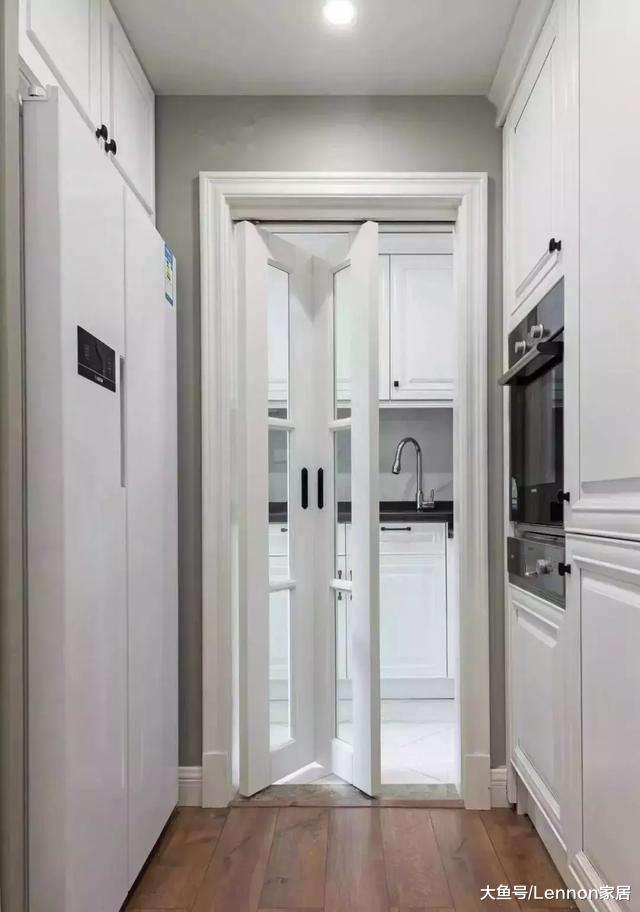 什么样的门才适合国人的厨房呢？首推平开门，但还得看实际环境